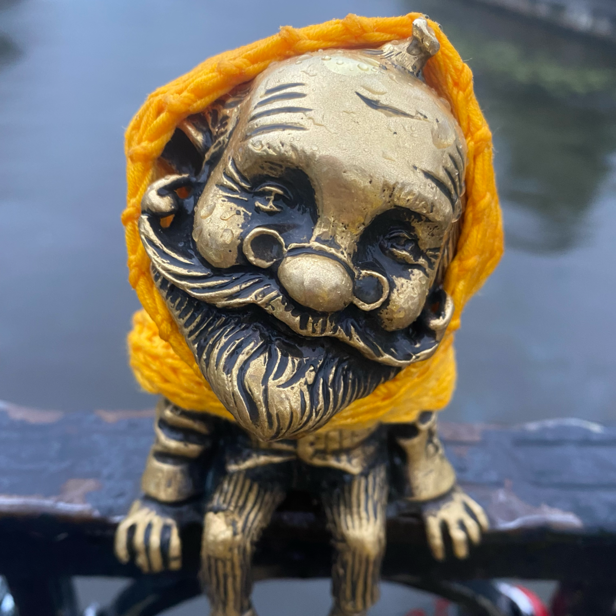 Дедушка Карл уже утеплился. Хомлинов одевают в теплые вещи. 