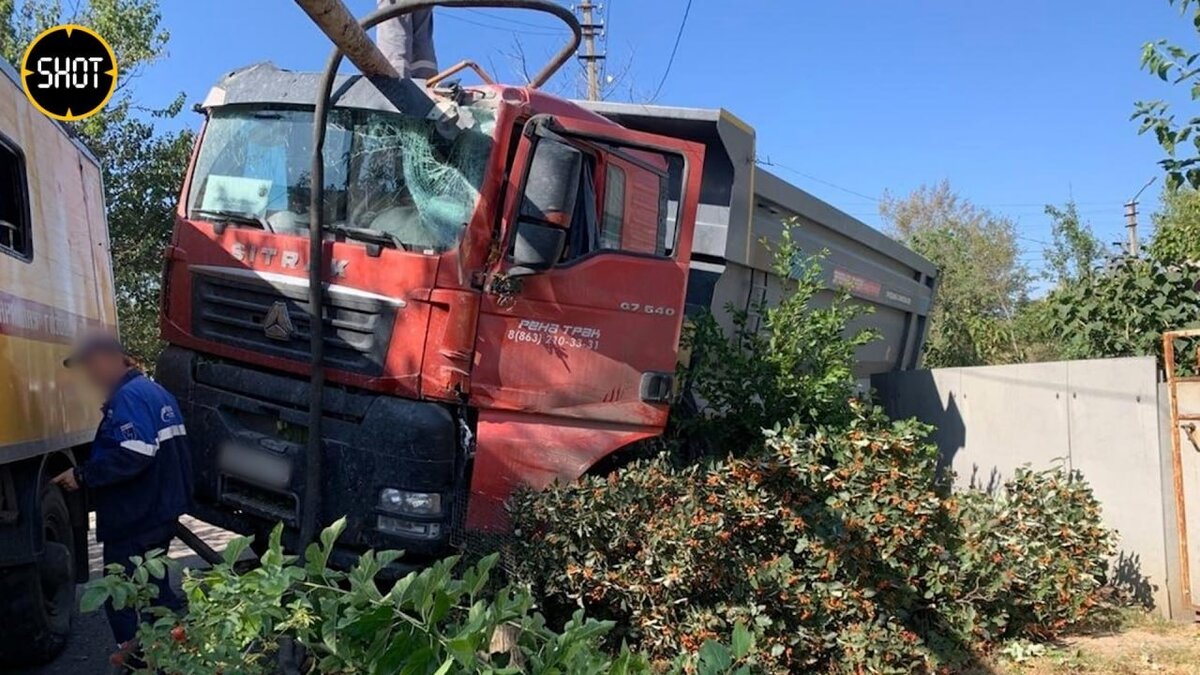     ДТП из-за карамельки произошло в городе Донецке Ростовской области.