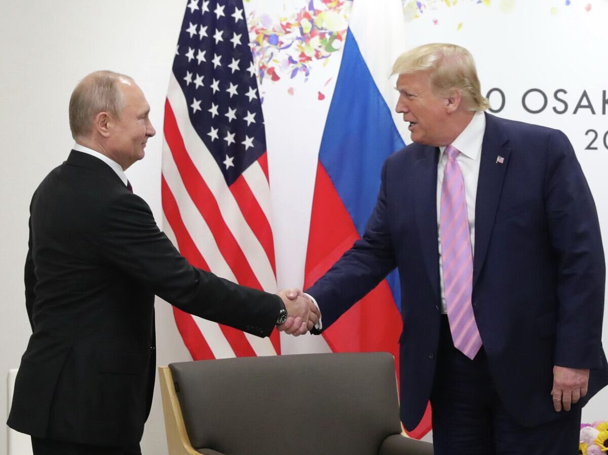    Президент РФ Владимир Путин и президент США Дональд Трамп на полях саммита "Группы двадцати" в Осаке. 28 июня 2019© РИА Новости / Михаил Климентьев