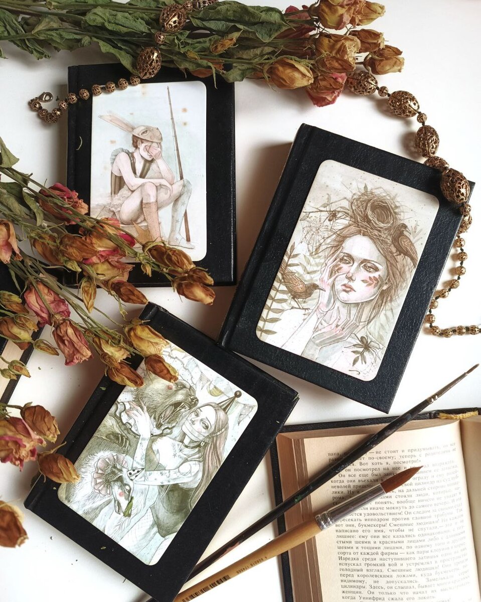 Фото А.Гутиевой, на фото колода метафорических карт для творческих процессов "Творчество души"