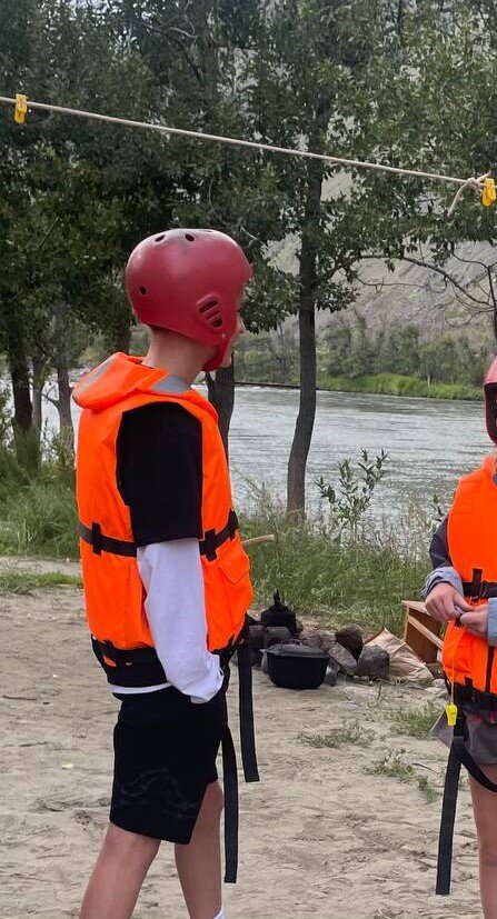 Жилеты и каски для безопасности