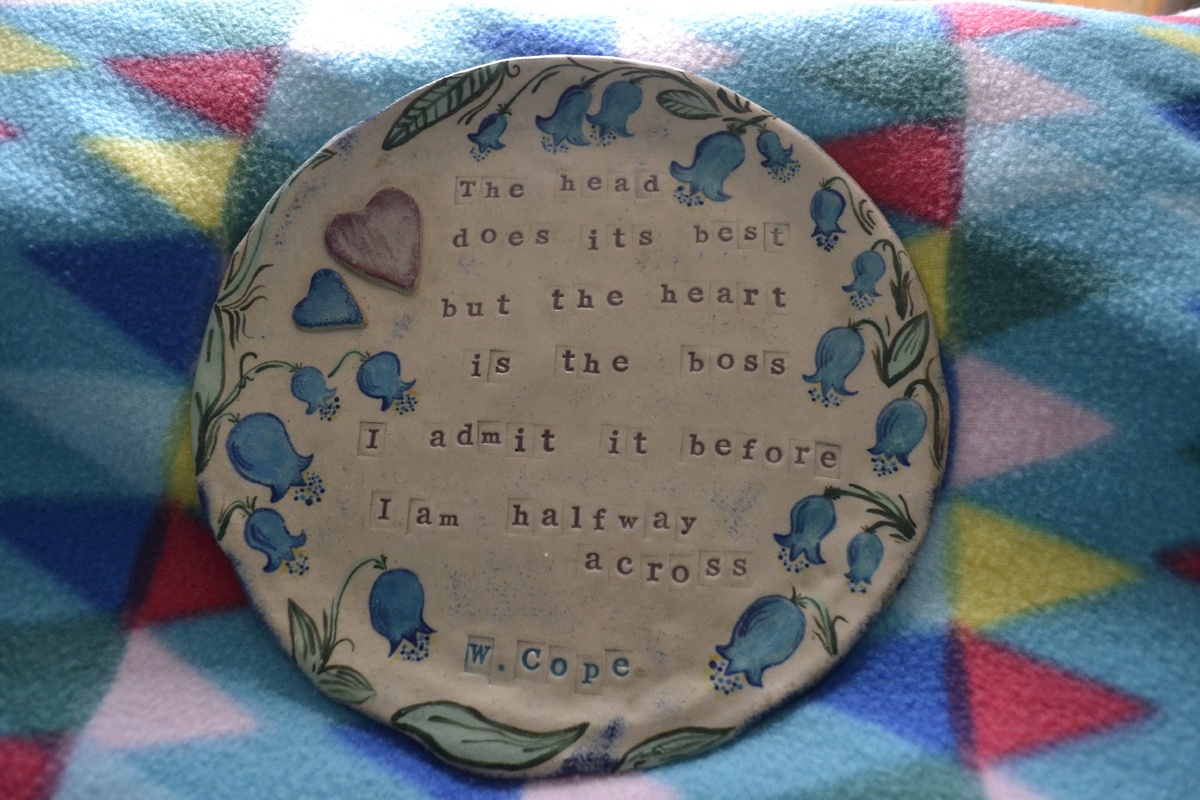 Эта тарелку из глины со словами из стихотворения прекрасной Венди Коуп, я сделала сама) Мой воркшоп был "pottery", т.е. гончарная мастерская - куда я и ходила на занятия 2 раза в неделю. А колокольчики росли у нас повсюду, Дартмур - это край колокольчиковых полей. 