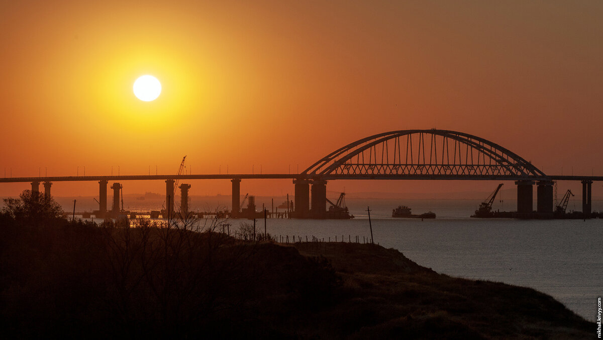 Вот такую красоту Крымского моста увижу в начале мая. Восход. Фото с сайта   https://mikhail.krivyy.com  Завидуйте домоседы !