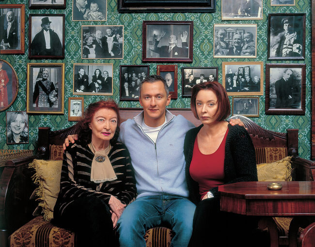 Лидия Вертинская с внуком Степаном Михалковым и дочерью Анастасией Вертинской в кабинете. Здесь все осталось так, как было при Александре Николаевиче, кроме фотографий на стенах.