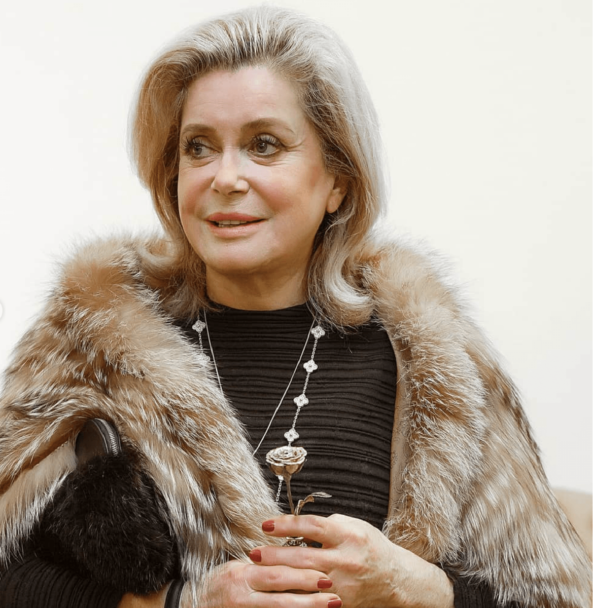 Катрин Денев с врученной ей серебрянной розой - подарок Виктора Моисейкина.