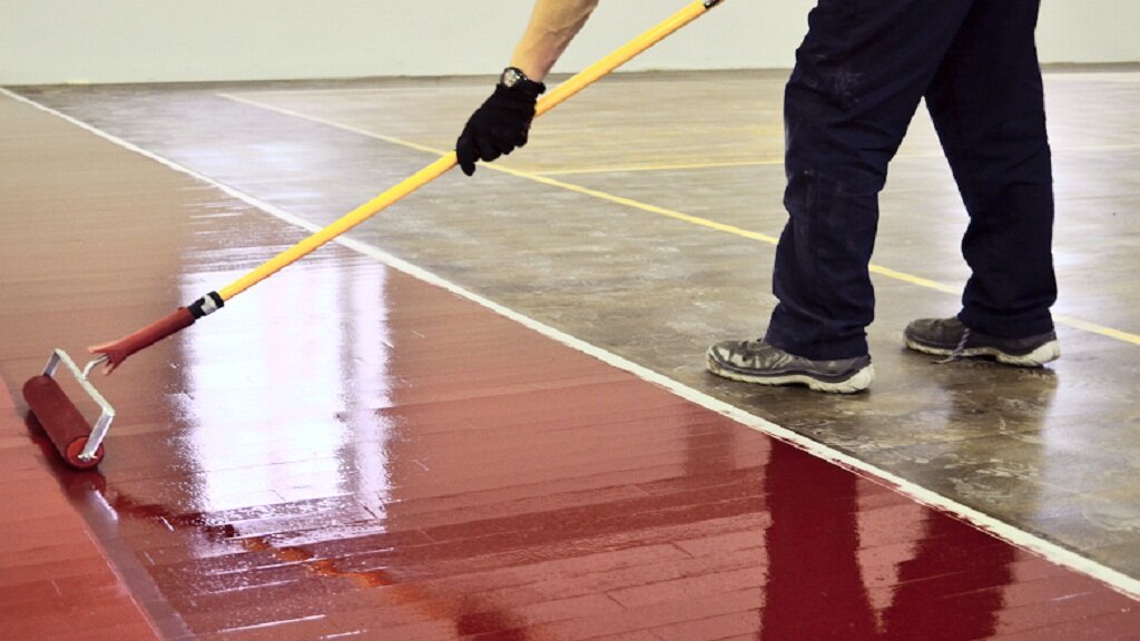 Окрашенный пол. Покраска деревянного пола краской. Масляная окраска пола. Краска для деревянного пола. Старый бетонный пол.