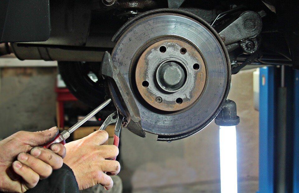 https://pixabay.com/photos/auto-repair-workshop-brake-disc-1954636/