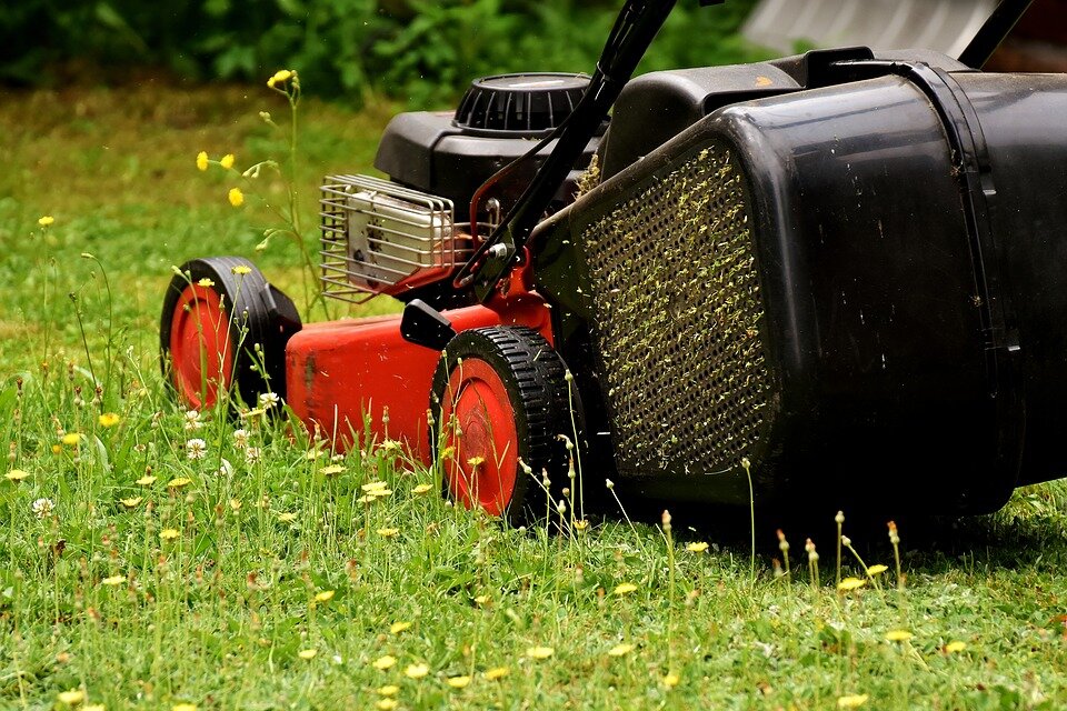 https://cdn.pixabay.com/photo/2017/06/22/13/01/lawn-mower-2430725_960_720.jpg