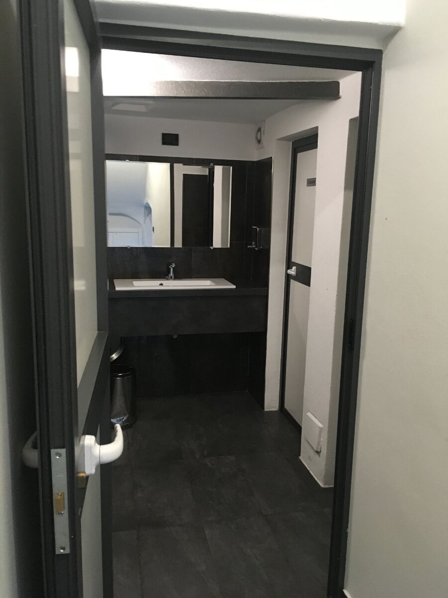 Фото: Piano Piano (должна сказать, это Очень Приличный Туалет; например, в Турине мне встречаются "дырки в полу")