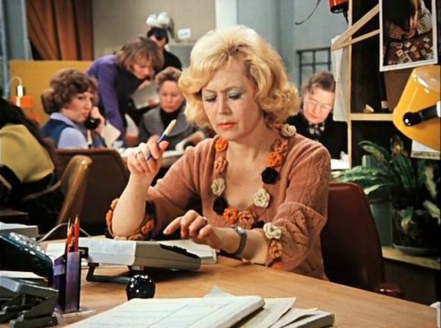 "Ну вон же она сидит, в жутких розочках!"