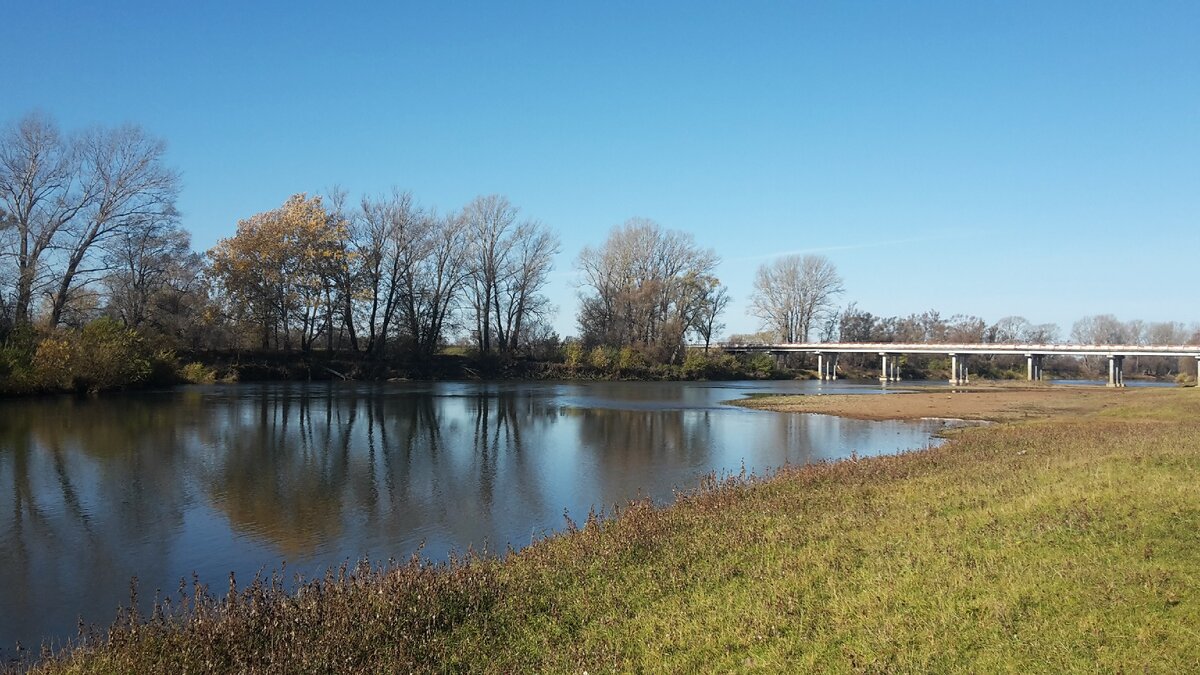 Широкий пляж полностью залит водой.