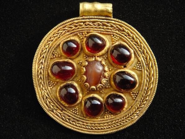 https://i.pinimg.com/736x/0f/fa/1a/0ffa1a0ea8c448d1a2f90b34bf27fbbd--renaissance-jewelry-medieval-jewelry.jpg