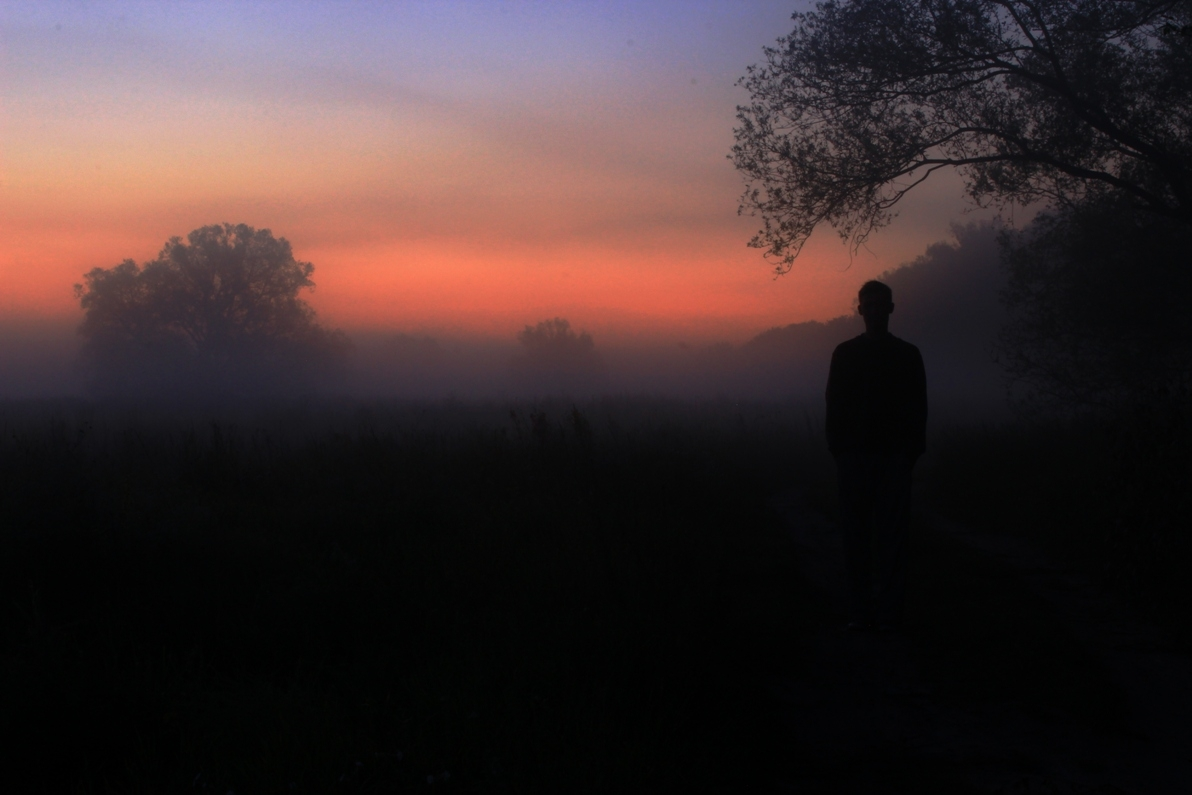 Туман не видали. Человек в тумане. Мужчина в тумане. Одиночество рассвет. Одинокий парень.