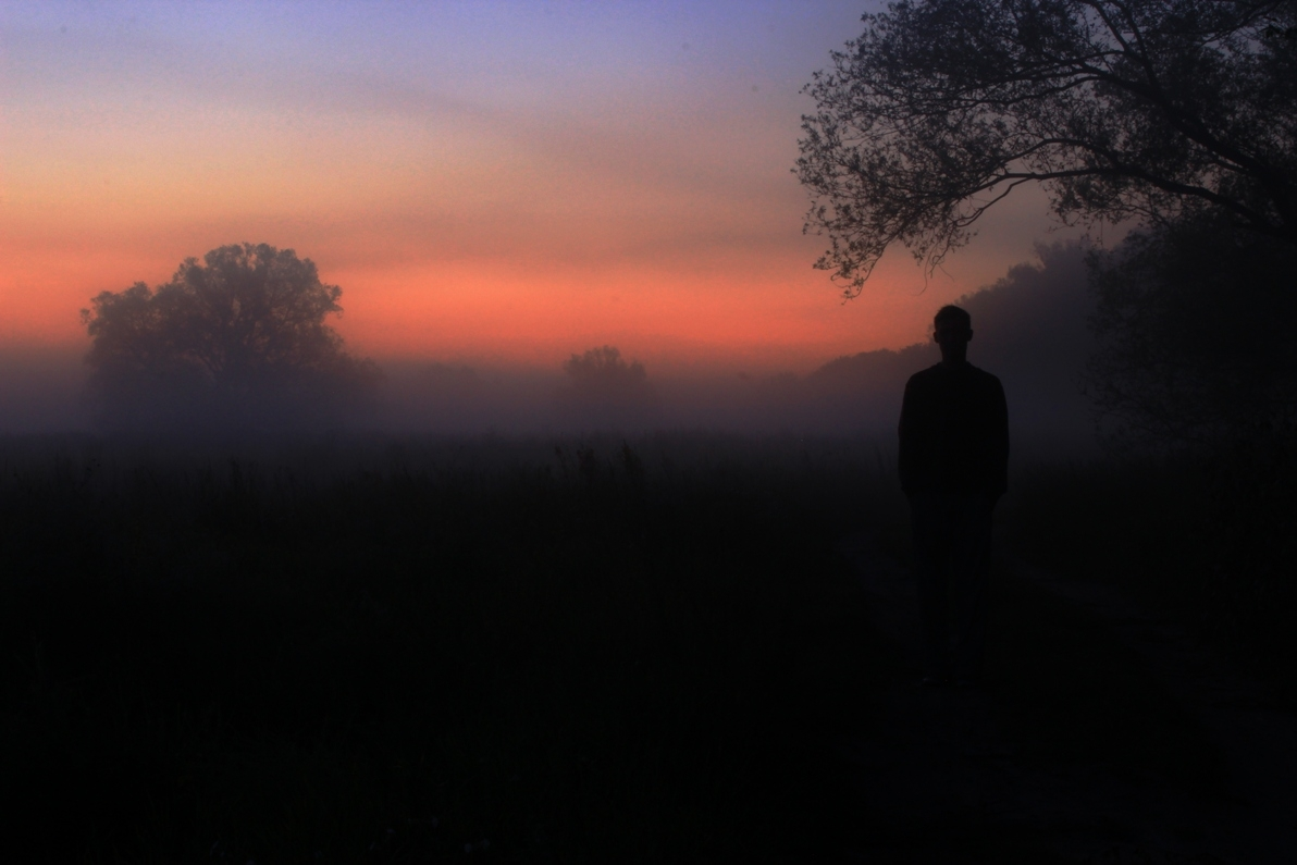 The man from the fog curseforge. Парень в тумане. Одиночество рассвет. Туман в поле. Одинокий парень на рассвете.