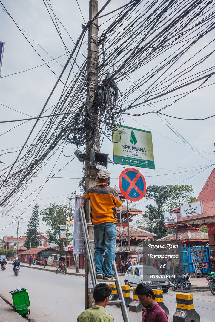 Кошмар электрика с матом: провода в Катманду, которые наводят реальный страх на туристку из Америки