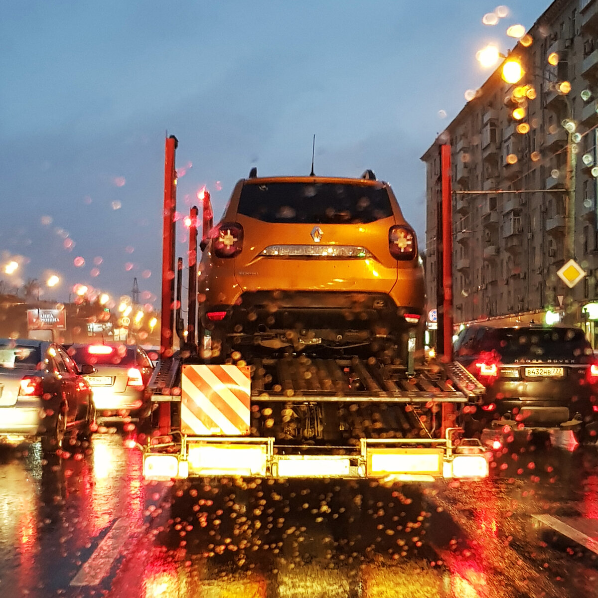 Автовоз с новыми Renault Duster на Ленинградском шоссе в Москве, обогнать в пробке и сфотографировать сбоку не удалось