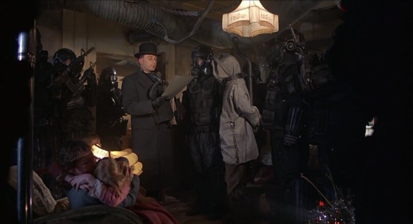 Спокойный семейный вечер внезапно превращается в задержание «опасного преступника». Разумеется, всё законно, ведь все документы оформлены должны образом