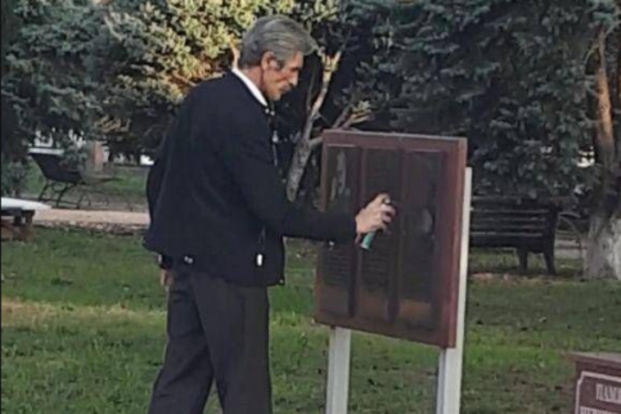 Алексей Виноградов закрашивает памятную доску в армянской церкви. (фото из открытых источников)