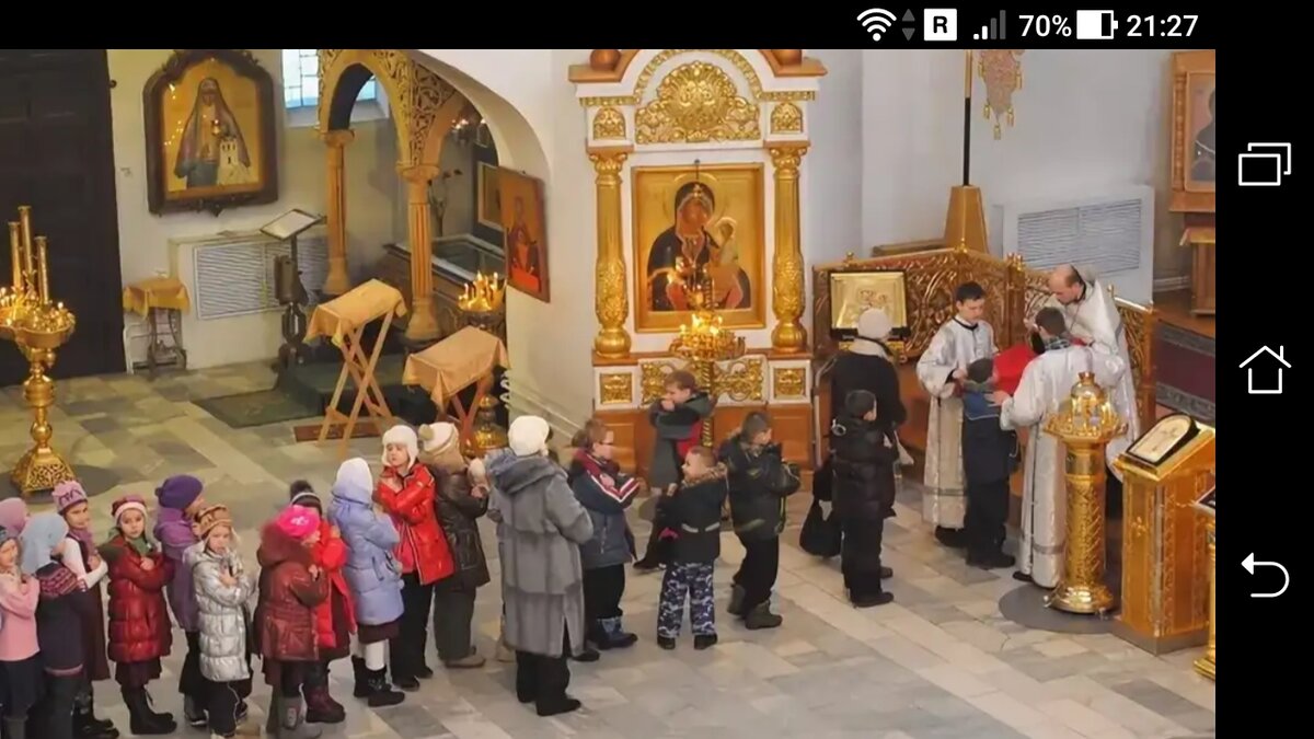 Причастие после службы. Дети в храме. Очередь на Причастие. Дети в православном храме. Причастие детей в церкви.