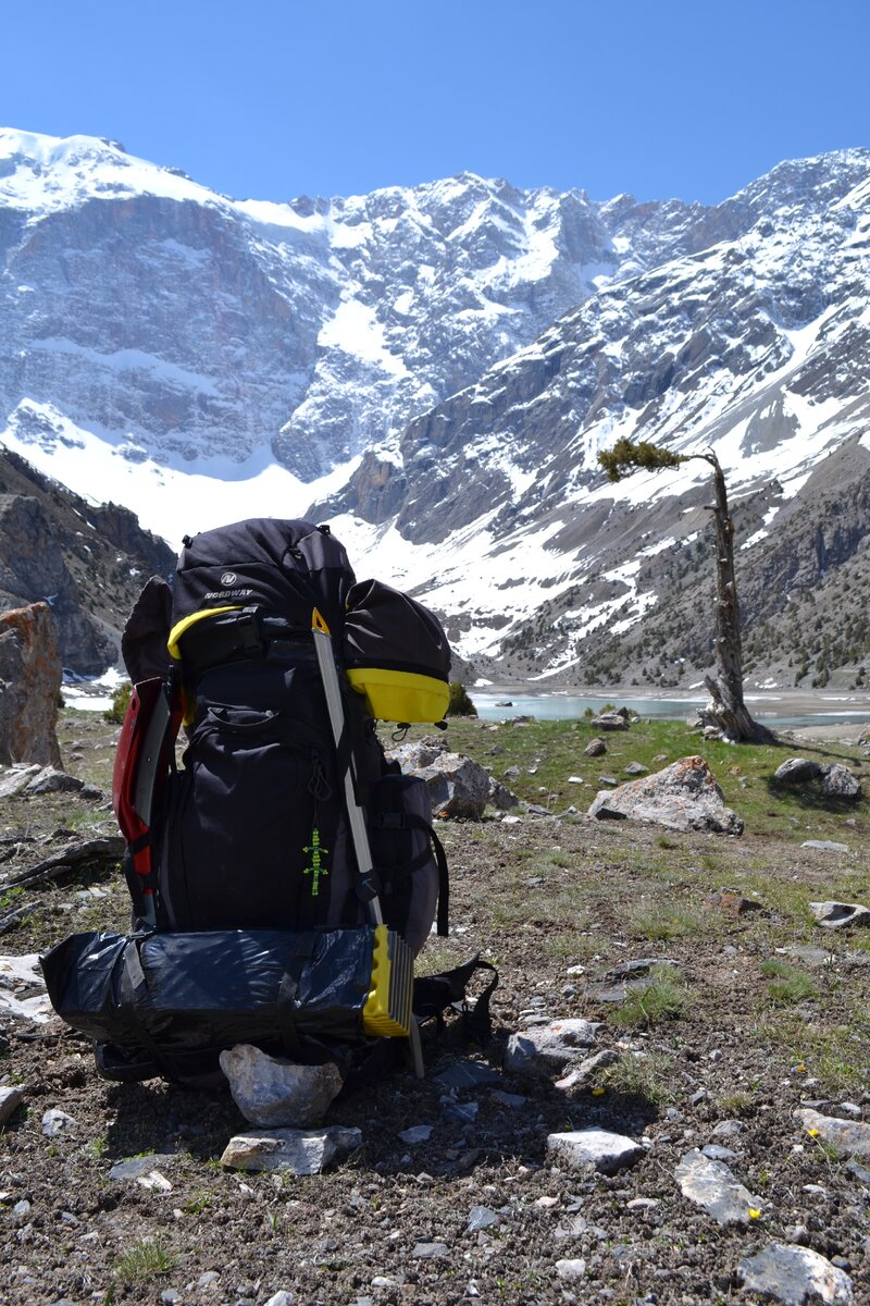 я сердце оставил в фанских горах. я сердце оставил в фанских. фанские горы визбор. шахристанский перевал дорога. памятник юрию визбору на камнях.
