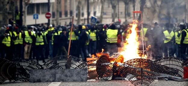  В декабре прошлого года протестующие в желтых жилетках установили баррикады в центре Парижа 