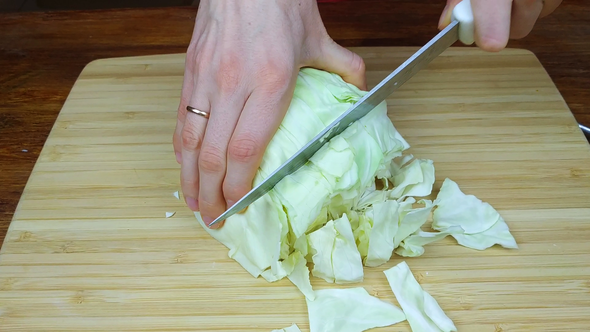 Как я нарезаю кочан капусты за 20 секунд: все знакомые, кто видел, делают теперь так же.