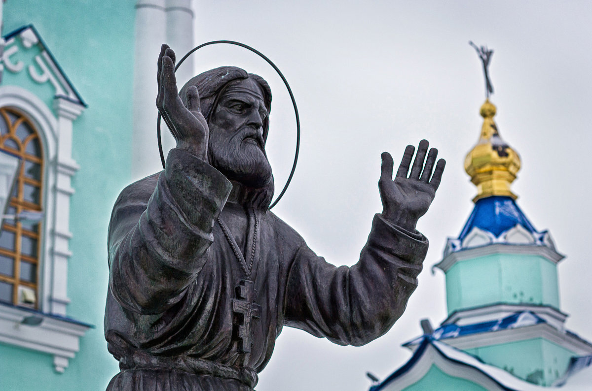 Памятник Серафиму Саровскому