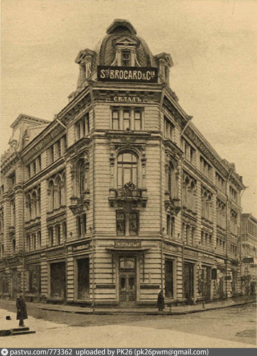 Начало XX века. Налево — Большой Черкасский, направо — Никольская