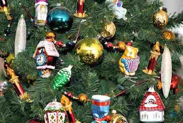                                                      Елка, которая наряжена игрушками. СССР.