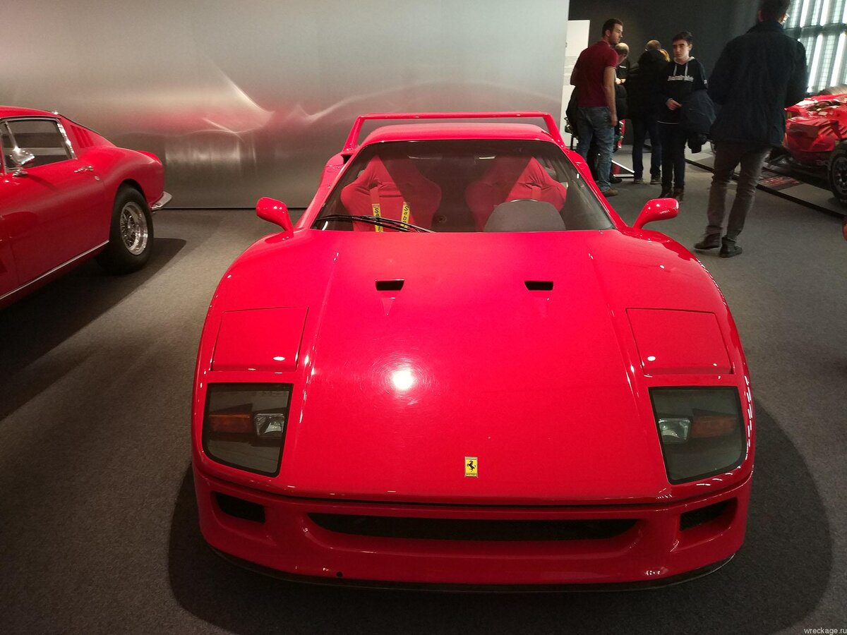 Ferrari f40 в гараже