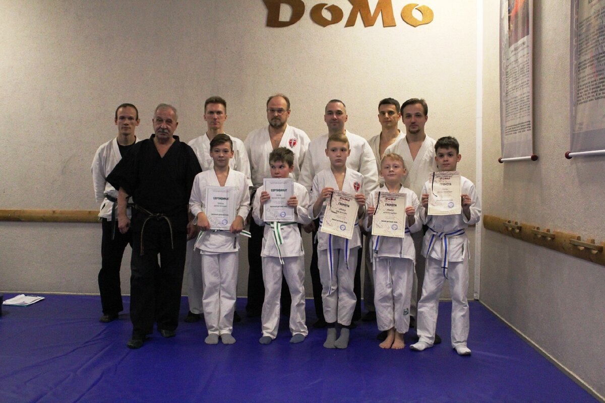 Очередное достижение Жени  - детский зеленый пояс в школе единоборств ДоМо