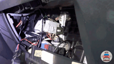 Например, на Honda CR-V 2 датчик присобачили за бардачком.