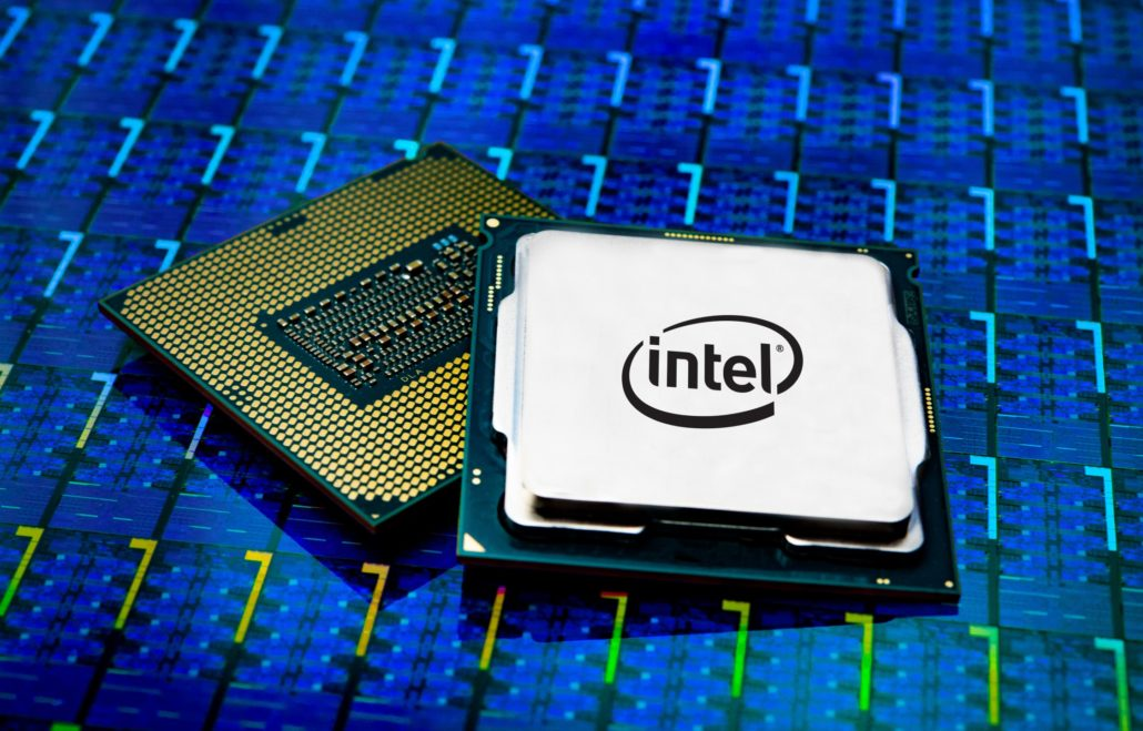По слухам, Intel Core i9-10900KF является флагманом линейки, имеющим 10 ядер и 20 потоков. По цене он будет конкурировать с AMD Ryzen 9 3900X, который предлагает в общей сложности 12 ядер и 24 потока. Чип работает на частоте 3,4 ГГц при максимальной одноядерной тактовой частоте 5,2 ГГц. Чип имеет 20 МБ кэш-памяти, 105 Вт TDP и стоит 499 долларов США. Intel по-прежнему не будет соответствовать большему количеству ядер AMD на основной платформе, но, взглянув на последние обзоры AMD Ryzen 3000, мы можем отметить, что Intel по-прежнему занимает лидирующие позиции в отношении одноядерных и игровых нагрузок, поэтому 10 ядер - не приговор для новинок.
