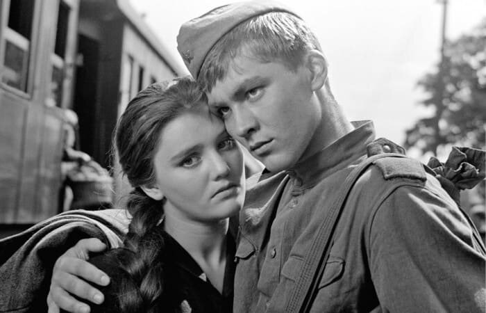 18 лет назад, 29 октября 2001 г. ушел из жизни знаменитый советский кинорежиссер, народный артист СССР Григорий Чухрай. Одной из самых известных его работ, получивших признание и в СССР, и за рубежом, стала «Баллада о солдате», которая вышла на экраны 60 лет назад. Она выдвигалась на кинопремию «Оскар» и была признана одним из лучших фильмов о войне. Но перед тем, как завоевать мировое признание, фильм был раскритикован на родине, а режиссера-фронтовика обвинили в исторических неточностях и даже клевете на Советскую армию…