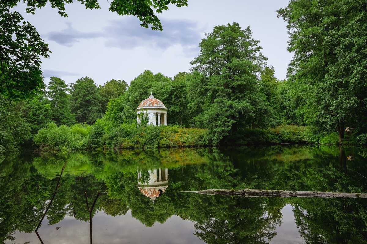 Ротонда в усадьбе Быково находится на небольшом островке