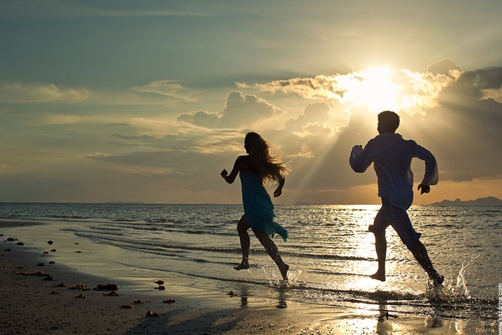 Меня всегда радостно волнуют. Парень и девушка бегут. Влюбленные бегут. Прогулка у моря. Бежит по берегу моря.