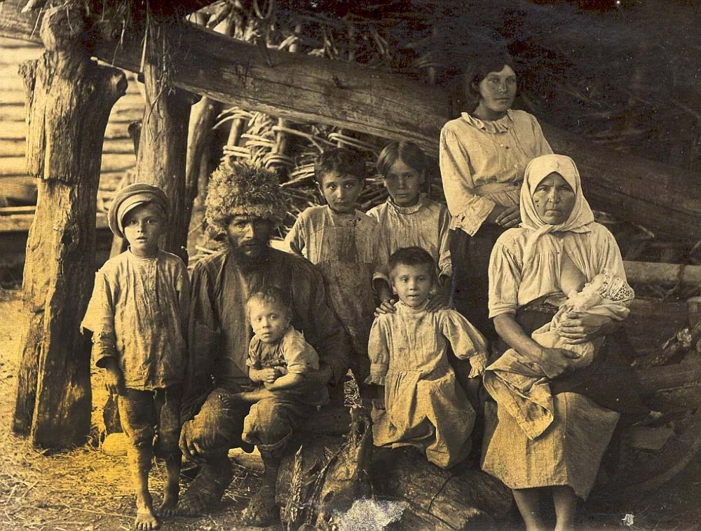 Почти во всех клетках особенно в старых. Крестьянская семья 1921 века в России. Крестьяне Российской империи 19 века. Галичанские крестьяне 19 век. Крестьянская семья 17 века в России.