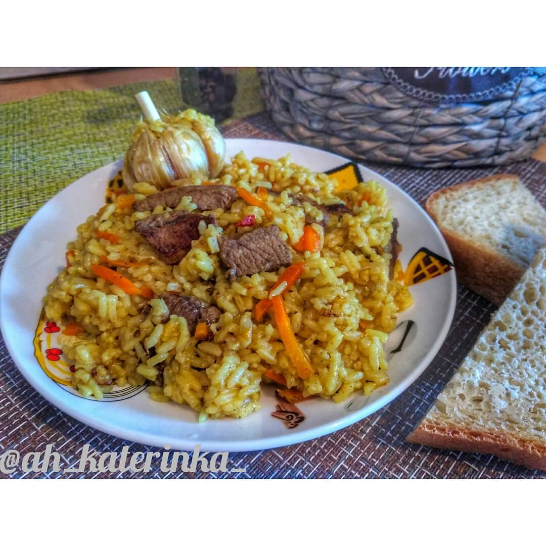 🍖ПЛОВ С ГОВЯДИНОЙ🍖

Секрет вкусного плова , это специи , они здесь очень важны 👆
паприка молотая, зира, куркума, барбарис, перец красный молотый примерно по половинке чайной ложки каждой 
Это специи которые вам понадобятся🌱

У меня была специальная приправа для плова #приправыч , кстати на мой взгляд это идеальная приправа ! В упаковке 15 грамм ДОБАВЛЯЕМ ВСЮ УПАКОВКУ ! Не бойтесь , много не будет !!! 👌

Итак, нам понадобится
✔ Говядина 400 гр
✔ Рис 400 гр
✔ Морковь крупная 1шт
✔ Лук крупный 1шт
✔ Чеснок 1 головка +4 зубчика
✔ Специи
Масло для жарки

Говядину обжариваем на сильном огне , добавляем чеснок ( 4 зубчика мелко нарезанные ) , лук , жарим до готовности лука , добавляем морковь , слегка обжариваем буквально минутку , добавляем специи и заливаем кипятком примерно на 3 см выше мяса.

Варим "зирвак" минут 15 , хорошо промытый рис добавляем в зирвак , заливаем кипятком на 3 см выше риса 🍚 в серединку жаровни или казана , кладем целую головку чеснока очищенную от верхнего слоя шелухи 
Когда закипит , убавляем огонь и варим на слабом огне под закрытой крышкой ( рис должен томится 👆) тогда ваш плов будет рассыпчатым !!!! Ну и конечно берите качественный рис ❤

ПРИЯТНОГО АППЕТИТА 👋
и не забывайте про ❤ и пишите понравился ли рецепт и всё ли у вас получилось ! МНЕ ЭТО ВАЖНО !!!!! 