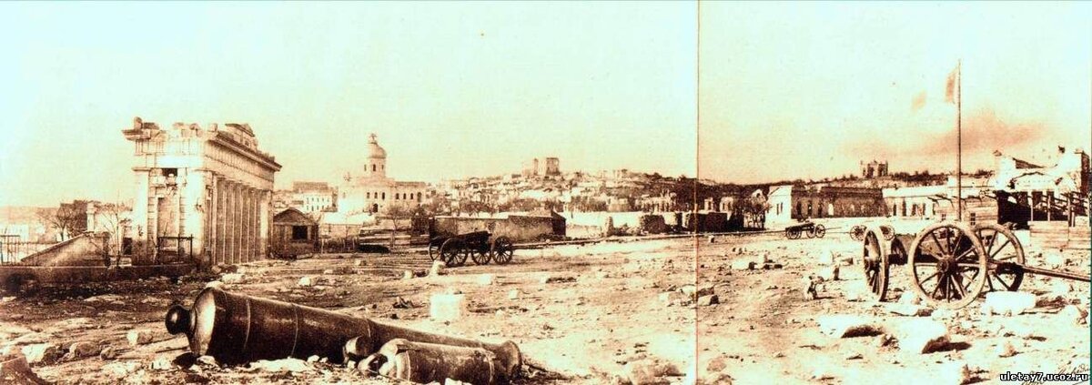 Город и Графская пристань после войны. Историческое фото.