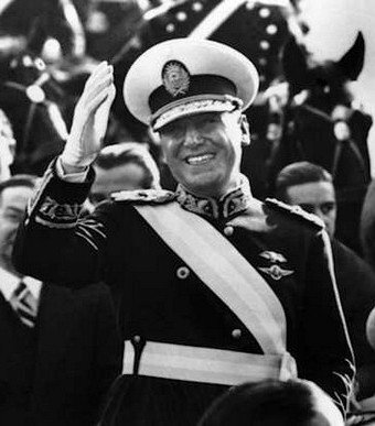 https://www.thevintagenews.com/wp-content/uploads/2018/07/juan_peron_con_banda_de_presidente.jpg