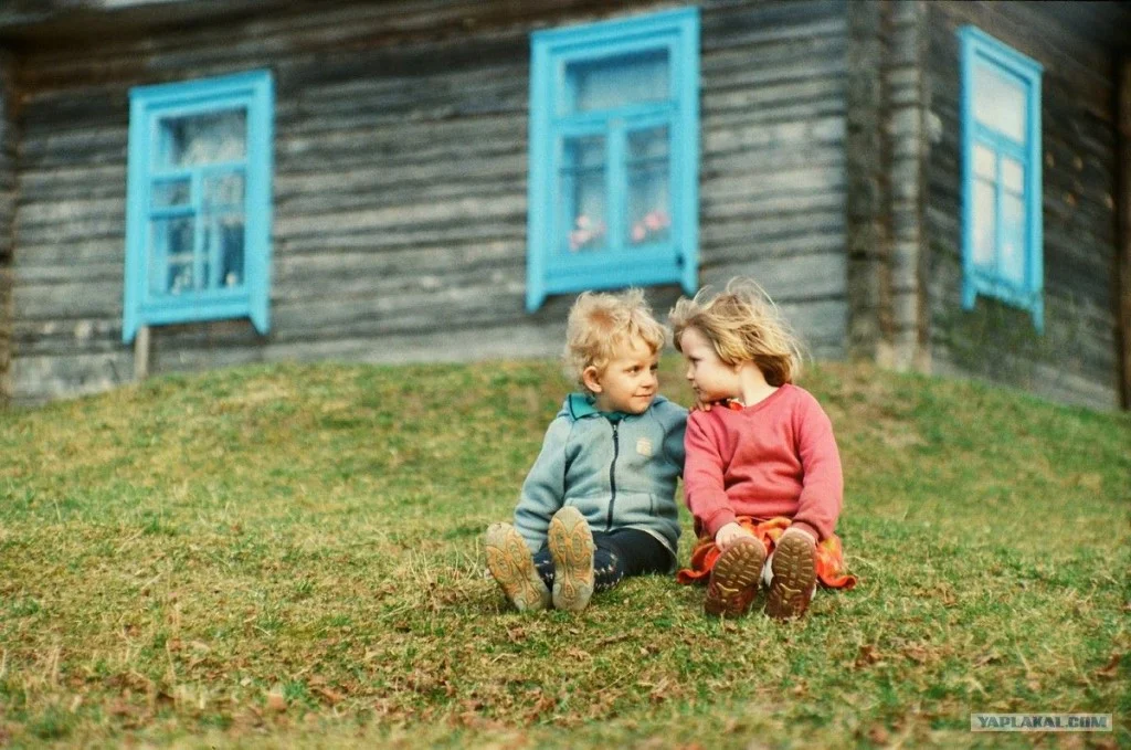 Родственники там живут. Счастливые дети в деревне. Детская фотосессия в деревне. Малыши. В деревне. Деревенский домик детства.