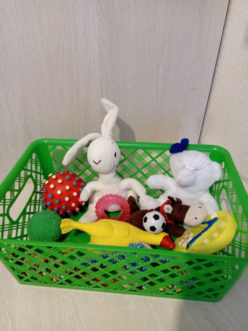             игрушки в корзине