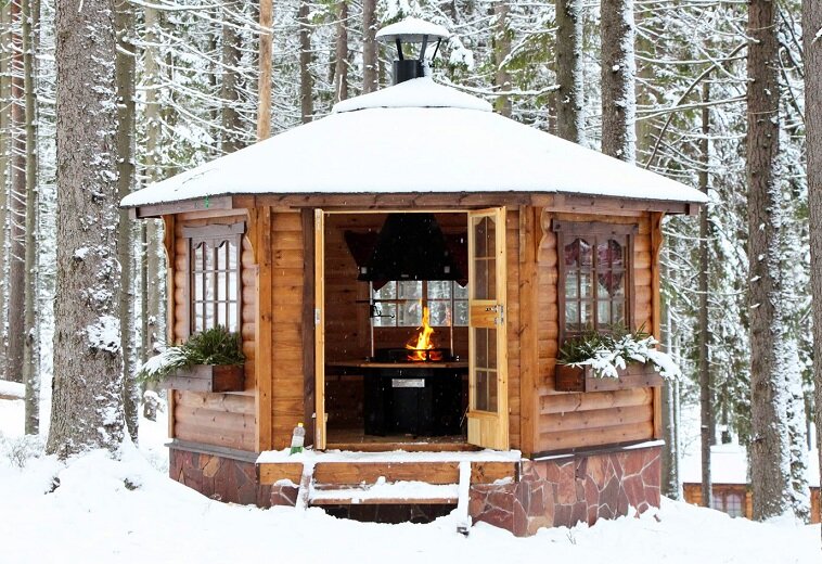 Зимняя беседка с мангалом: отличное место для зимних вечеринок и посиделок