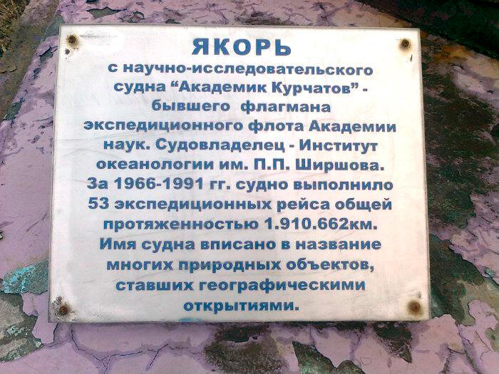 Почти 2 миллиона км. До Луны 400 тысяч км.