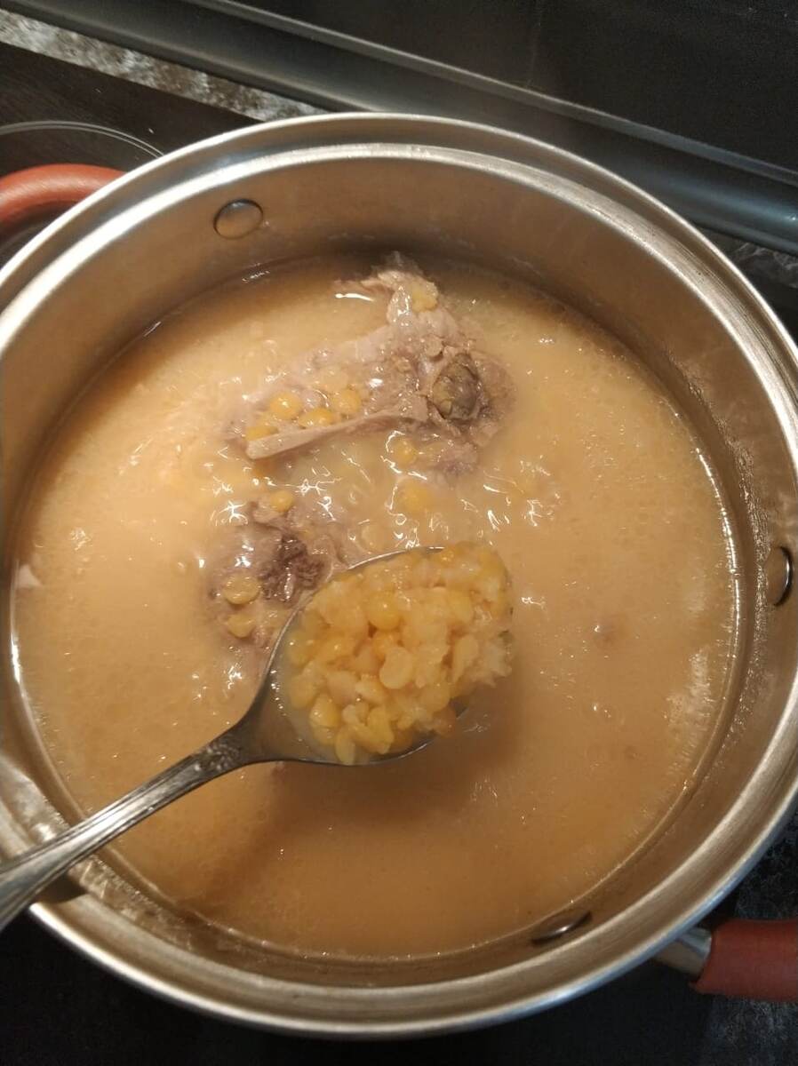 1,5 л. воды доводим до кипения. Отправляем в кипящую воду мясо и горох. 
Варим 50 минут.