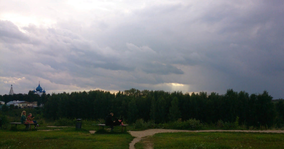 Летом всё начинается с грозы и ливня