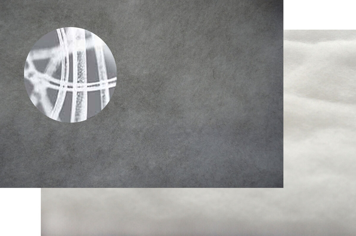 Наполнитель "серебряных" одеял. Сверху – наполнитель с волокнами серебра, снизу – обычный синтетический наполнитель. Источник фото-контента: Posteleon.ru