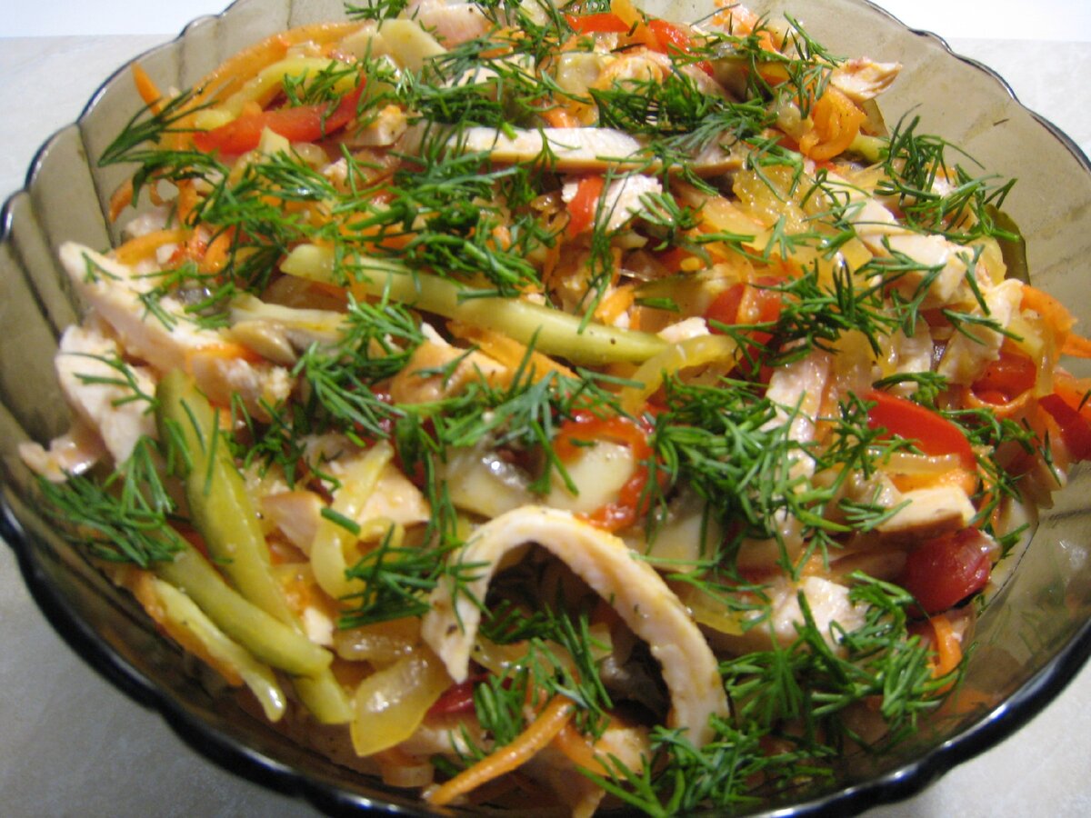 салат с копченой курочкой. салат с копченой курочкой. салат с копчёной грудкой. салат из копченой куриной грудки. копченый грудка салат что добавлять.