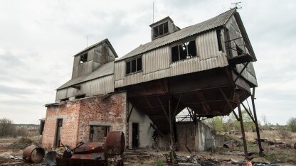 В первую очередь геймеров привлекает мёртвый город энергетиков Припять. Здесь многое взято из реальности: например, железнодорожная станция «Янов», ближайшая к городу. В игре здесь находится сталкерская база — что любопытно, её устроили там и в жизни. Правда, теперь на ней живут металлисты.Железнодорожная станция «Янов»Припять прорисована довольно подробно, хотя в подавляющее большинство зданий войти нельзя. В виртуальный мир попала даже стела Дружбы Народов в 1-м микрорайоне.Стела Дружбы НародовЗдесь же расположена и прачечная — один из немногих ныне действующих объектов в реальной Припяти, где стирают спецодежду работников ЧАЭС.Медвежонок возле спецпрачечной в ПрипятиДалее по списку: медсанчасть, комбинат бытового обслуживания, дом быта «Юбилейный» (тут даже сохранили порядок, в котором на крыше лежат упавшие буквы старого лозунга), детские площадки, кинотеатр «Прометей», секретный завод «Юпитер», портовые краны и даже обычные телефонные будки, а также речпорт, различные магазины, кафе, универмаг... Перечислять можно долго.Дом быта «Юбилейный»Добавлена в игру и печально известная школа №1 — первое в Припяти здание, развалившееся под воздействием времени.Школа №1 в городе ПрипятьСюжет игры разворачивается после второй, уже вымышленной, аварии на ЧАЭС, в результате которой случился мощный выброс аномальной энергии. Тем не менее город выглядит вполне обитаемым, он почти не зарос деревьями и кустарником, как настоящая Припять. Чётко прорисована и центральная его часть, хотя машинки из парка развлечений разбросаны в непредсказуемых местах.Сияющий от радиации магазин «Светлячок»В виртуальной Припяти на улицах города можно обнаружить и брошенную технику: автобусы, грузовики, личный транспорт припятчан. Это работает на атмосферу, но в реальности почти вся техника или утилизирована на могильниках, или пущена на металлолом. Секретный завод «Юпитер»В игре S.T.A.L.K.E.R. цементный завод, кишащий зомби, расположен возле «Юпитера». На деле он находится возле ЧАЭС и сейчас действительно заброшен. К слову, это самая высокая точка, куда может забраться виртуальный сталкер в одноимённой игре. Кроме Припяти, в игре есть и другие реальные объекты — например, база отдыха «Изумрудное».База отдыха «Изумрудное»Детально воспроизведены деревянные разрисованные домики и даже Зелёный театр. Есть в творении GSC Game World и знаменитый элеватор с аномалиями внутри. Его срисовали с реального объекта в селе Стечанка. Впрочем, подобные здания можно встретить и в других населённых пунктах настоящей Зоны.«Аномальный» элеватор