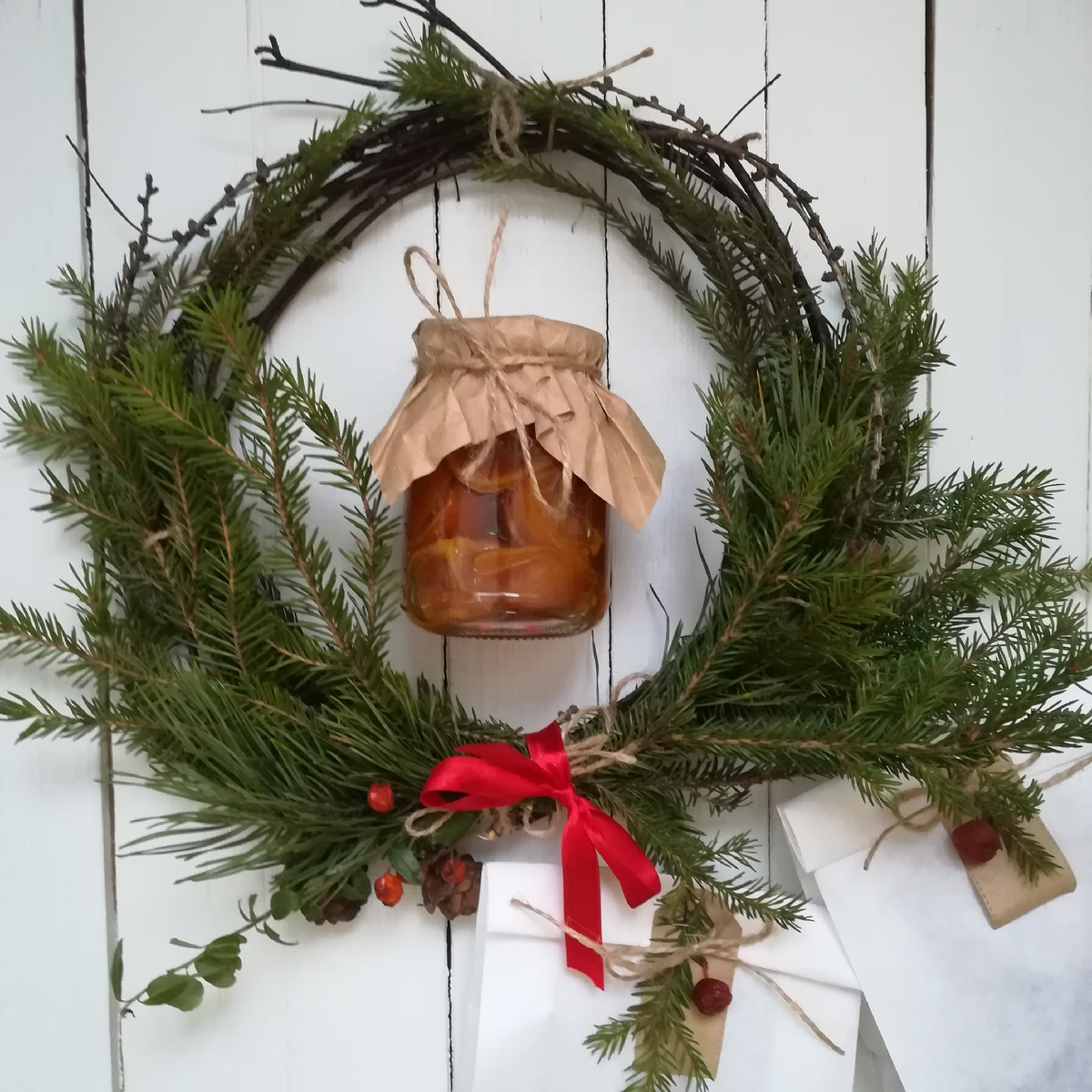 В этом году я решила сделать гастрономические подарки: напекла имбирных печенек, сварила мандариновое варенье и все это красиво упаковала из подручного материала. А маме в подарок сделала еще венок из еловых лап. 